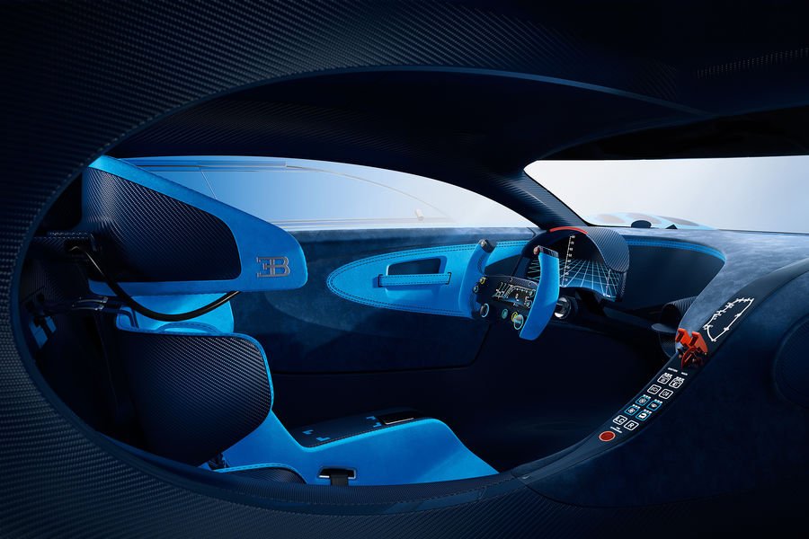 Das Cockpit des Playstation-Bugatti nimmt Anleihen beim Rennsport. Als schnellstes Serienauto der Welt soll das Auto als Bugatti Chiron mehr als 400 km/h erreichen.