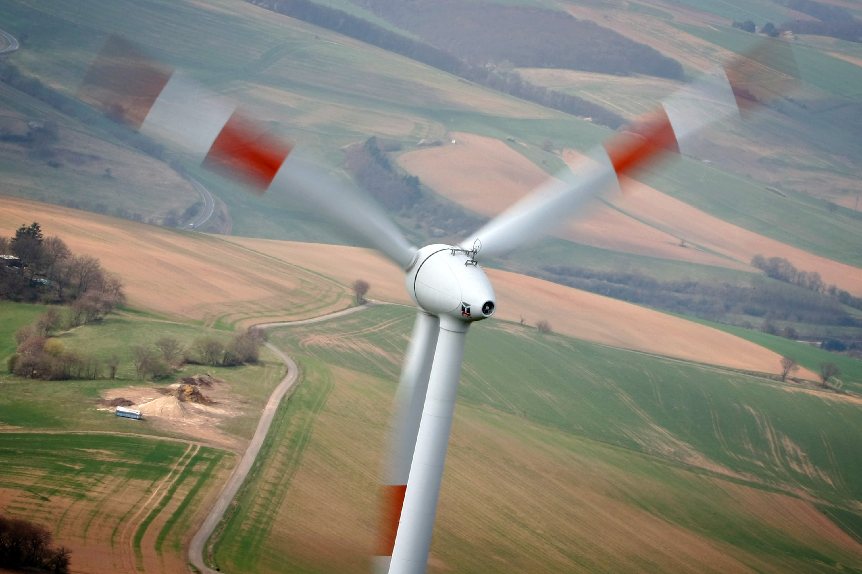 In modernen Windrädern kommen tonnenschwere Permanentmagnete zum Einsatz. 90 % der benötigten Seltenen Erden importieren Hersteller derzeit aus China. 