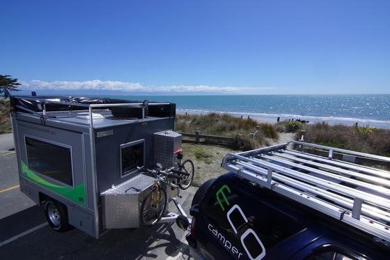 Der Eco-Camper aus Neuseeland ist mit Solaranlage auf dem Dach und Batterie ausgestattet, um auch in der Wildnis mit Strom versorgt zu sein.