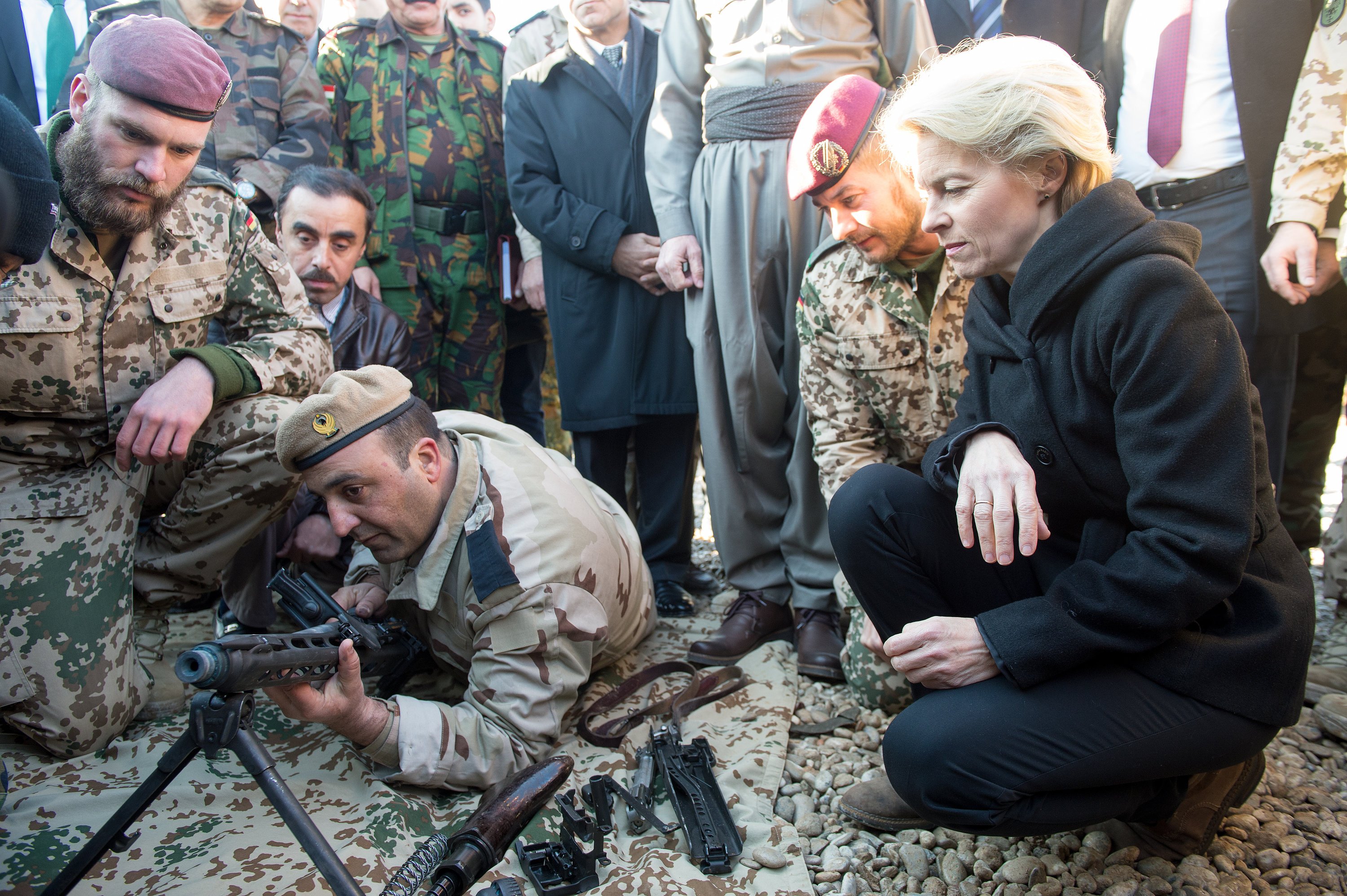 Bundesverteidigungsministerin Ursula von der Leyen im «Zeravani Training Centre» in Bnaslava in der Nähe von Erbil  im Irak: Die Ministerin hat gemeinsam mit der militärischen Führung der Bundeswehr beschlossen, dass die Streitkräfte ein neues Sturmgewehr bekommen.