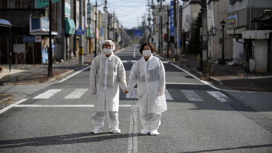 Sie sollten hier nicht stehen: Menschen in der Sperrzone nach der Atomkatastrophe in Fukushima. Eine neue vom Negev Nuclear Research Center in Dimona im Süden von Israel entwickelte Mini-Drohne kann radioaktive Strahlung messen. Wobei Israel die Drohne für militärische Zwecke einsetzen will: Sie kann auch verfolgen, in welche Richtung radioaktiv strahlende Lasten transportiert worden sind. 