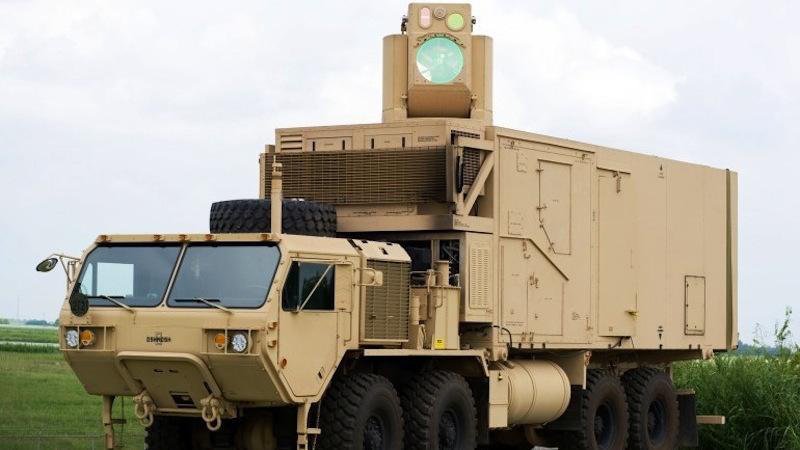 Der schwenkbare Laser ist auf einem Armeelastwagen vom Typ Oshkosh montiert. HEL MD ist laut Boeing die erste einsatzbereite mobile Energiewaffe der Welt. 