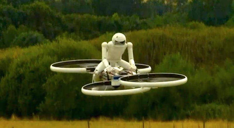 Einen Prototypen mit vier Propellern, der einen kleinen Roboter tragen kann, hat Malloy Aeronautics bereits entwickelt. In Zukunft sollen Soldaten auf den Hoverbikes fliegen können. 