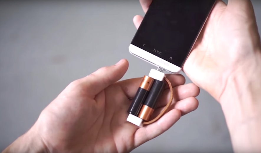 Nipper ist das kleinste Handy-Ladegerät der Welt: Es arbeitet mit zwei handelsüblichen AA-Batterien. 