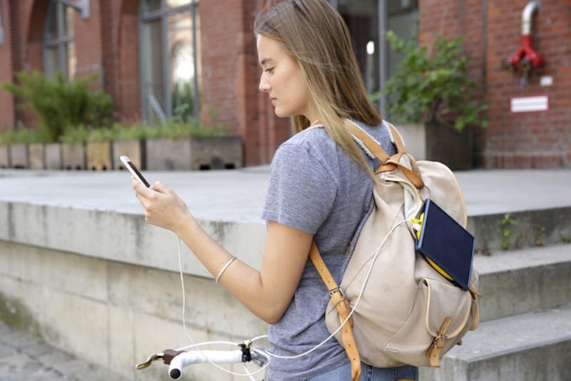 Praktisch für den Alltag: Das Solarladegerät lässt sich am Rucksack befestigen und über USB-Kabel mit dem Smartphone verbinden. 