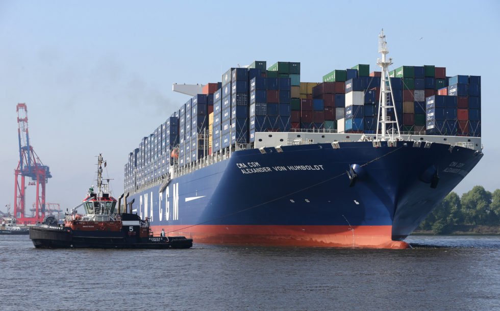 Containerschiff CMA CGM Alexander von Humboldt in der Elbe im Hafen von Hamburg 