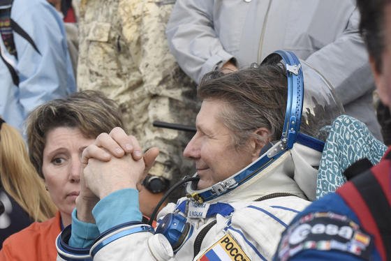 War die längste Zeit im All: Der russische Kosmonaut Gennadi Padalka hat mit einer Gesamtzeit von 878 Tagen im All einen neuen Rekord aufgestellt. Am Samstag kehrte der 57-Jährige zurück auf die Erde.