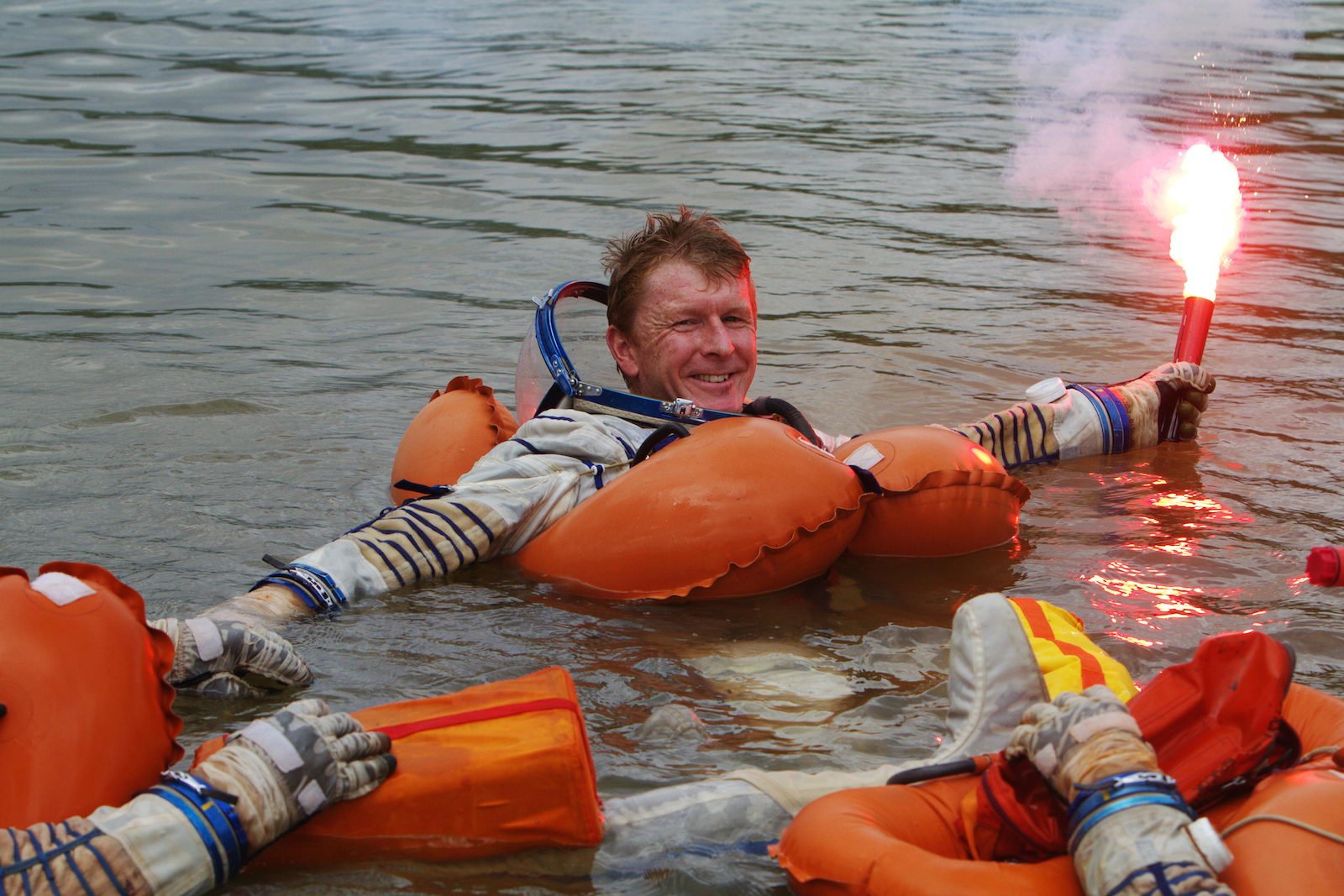 Timothy Peake beim Überlebenstraining im Wasser in der Nähe des russischen “Sternenstädtchens”. Das Überlebenstraining ist ein wichtiger Teil aller Sojus-Trainings, denn bei der Rückkehr zur Erde gibt es immer die Möglichkeit, dass die Sojus-Kapsel im Wasser landet. 