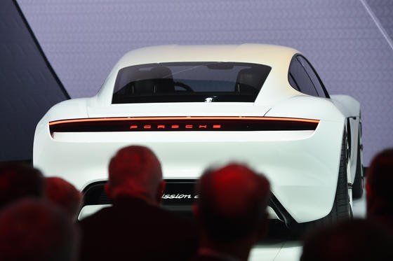 Porsche Mission E: Der viertürige Stromer erinnert optisch an den 911 Carrera, fährt aber mit zwei Elektromotoren. Und er wird dem Tesla S zu einem scharfen Konkurrenten.<strong> </strong>