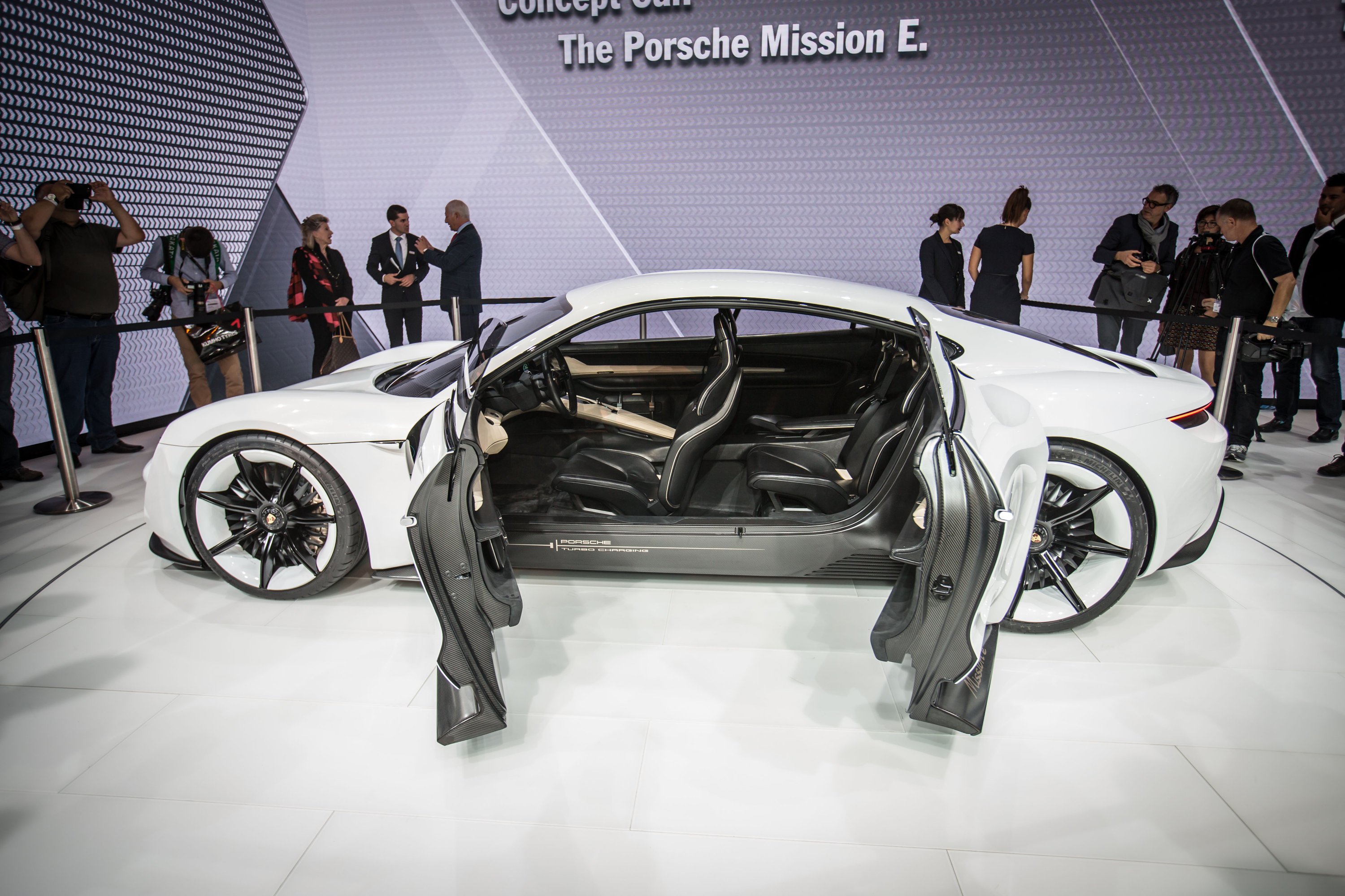 Mit dem Elektroauto Mission E Concept will Porsche Tesla-Kunden erreichen und dem amerikanischen Pionier zahlungskräftige Kunden abwerben.