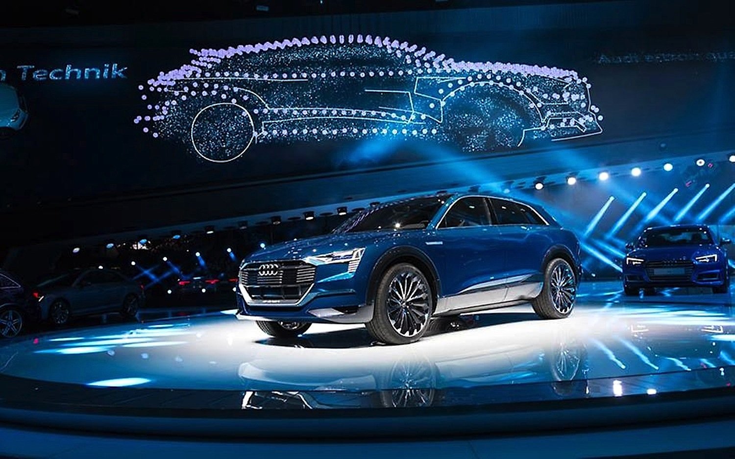 Studie e-tron Quattro Concept: Das E-SUV fährt mit drei Elektromotoren, die über 800 NM Drehmoment auf alle Räder bringen.