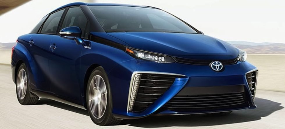 Toyota Mirai: Eine Wasserstoff-Brennstoffzelle erzeugt Strom für den Elektromotor. Aus dem Auspuff tropft harmloser Wasserdampf. Foto: Toyota