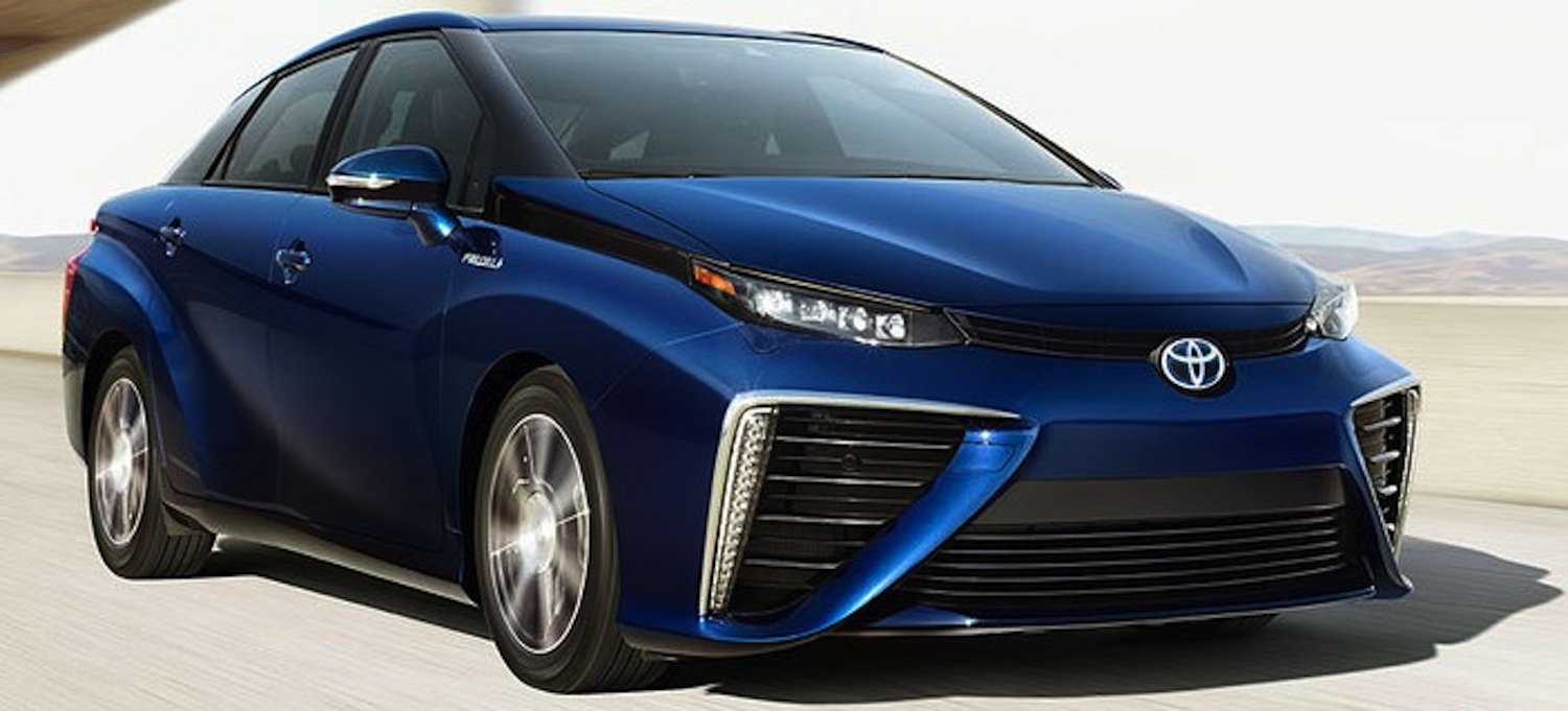 Toyota Mirai: Eine Wasserstoff-Brennstoffzelle erzeugt Strom für den Elektromotor. Aus dem Auspuff tropft harmloser Wasserdampf.