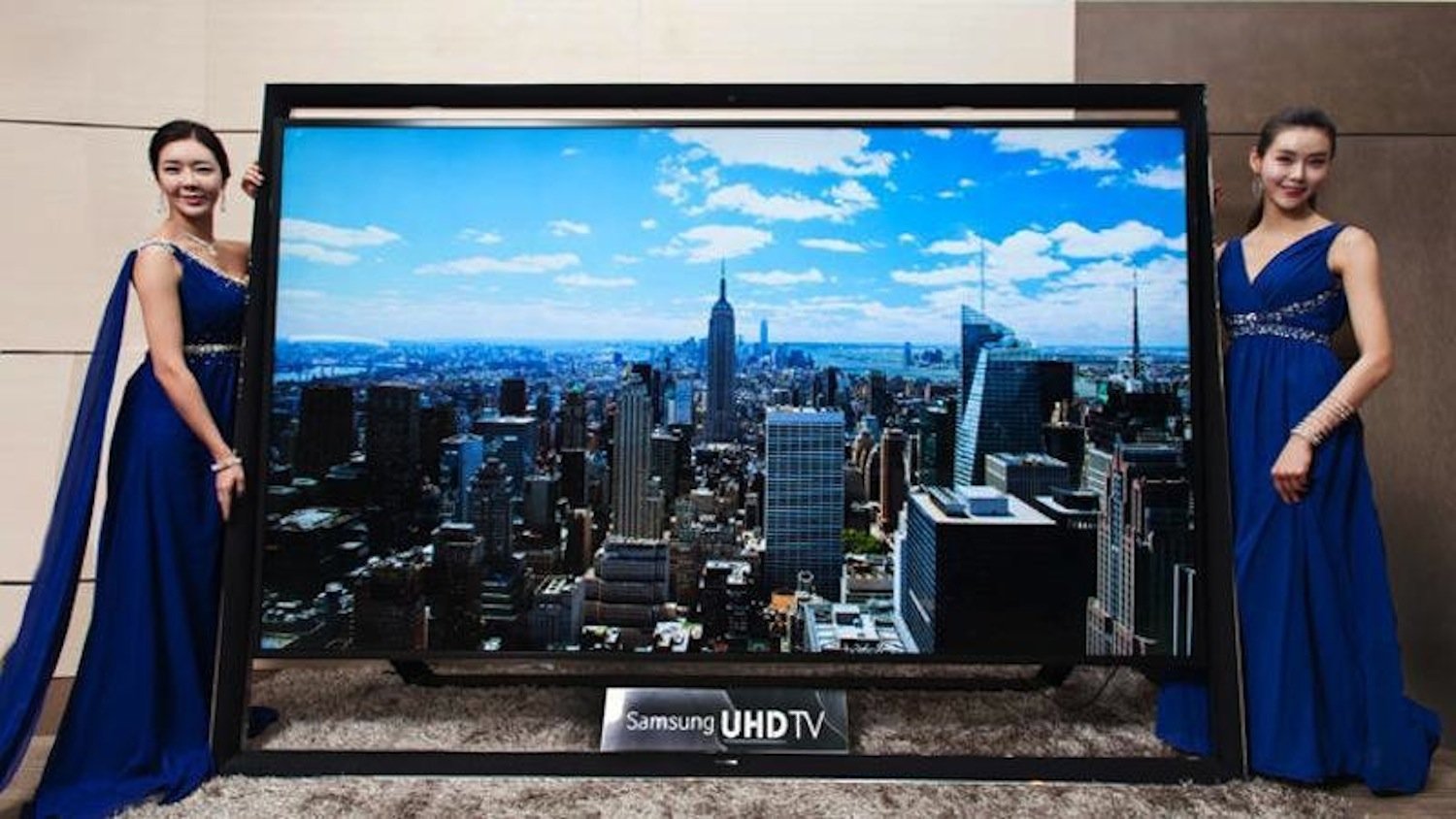 Lust auf einen der größten Fernseher der Welt? Dann bietet Samsung das Richtige: den UHD TV S9110 für 109.000 €. 