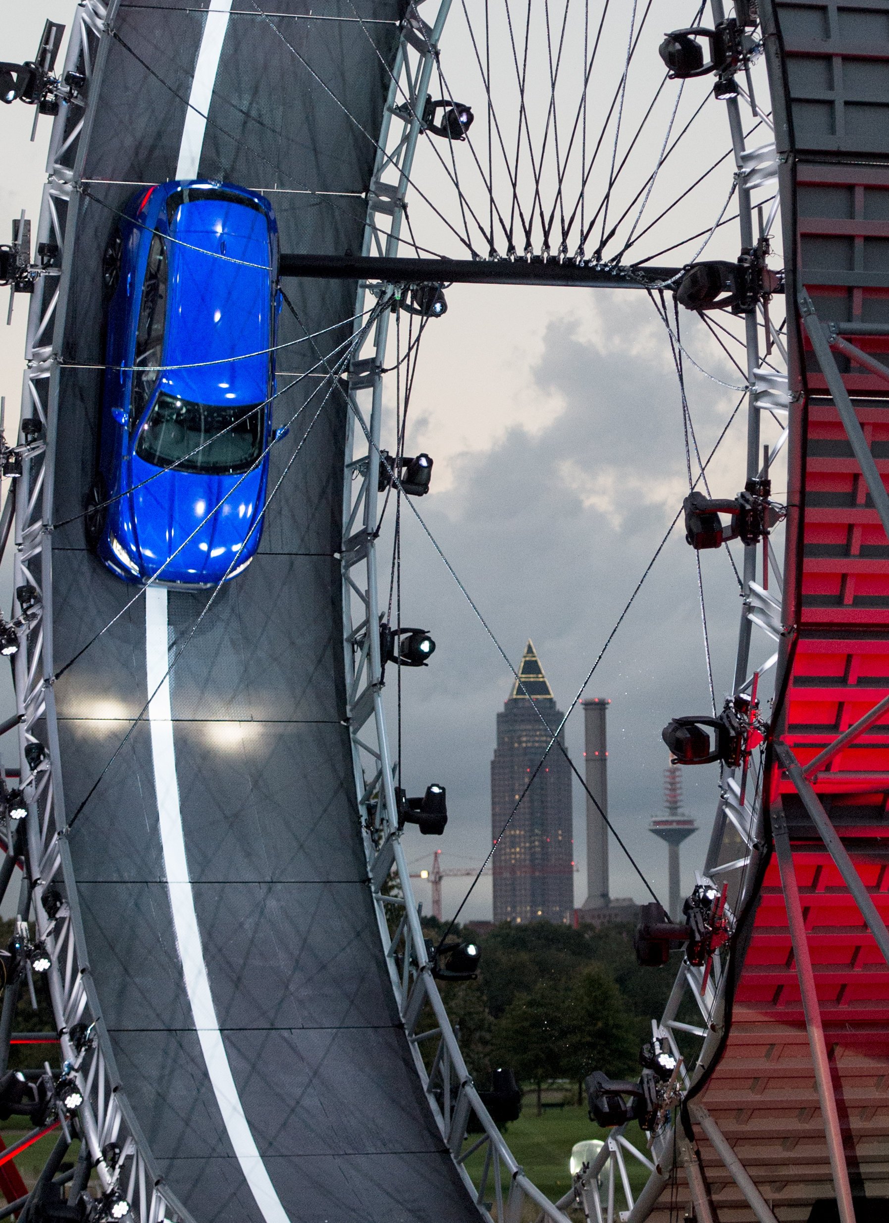 Der 19 m hohe Looping wurde im Vorfeld der IAA auf der Galopprennbahn in Frankfurt am Main aufgebaut. Jaguar hat sich mit der Show einen Platz im Guinness Buch der Rekorde gesichert. 