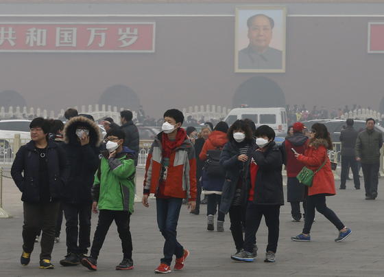 Smog in Peking: In China sind nicht Industrie und Verkehr Hauptverursacher des Smogs, sondern sogenannte Kleinfeuer ­– dazu zählen kleine Öfen, stark qualmende Holzfeuer und Dieselgeneratoren. 