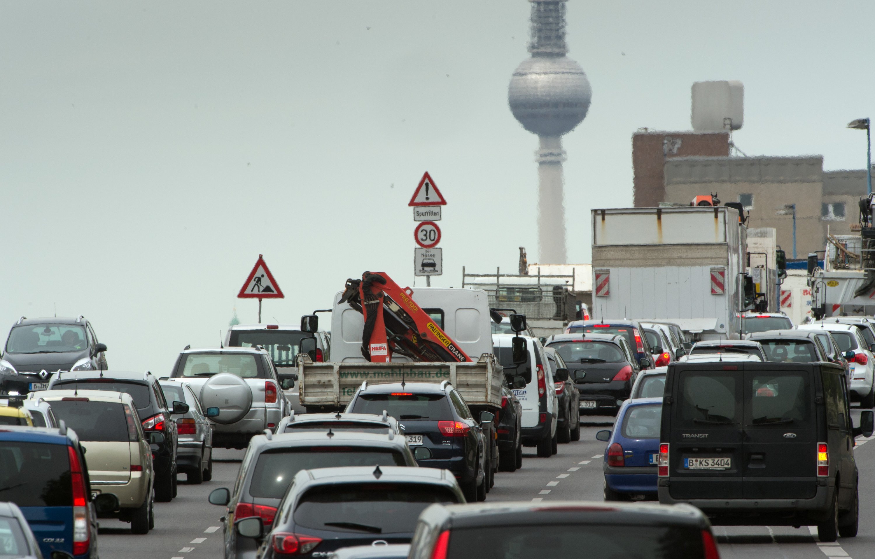 Dichter Verkehr auf der Lichtenberger Brücke in Berlin: Die Bundeshauptstadt liegt im Ranking der deutschen Städte mit der höchsten Feinstaubbelastung auf Rang 6.