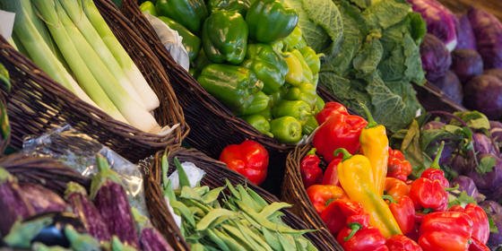 Obst und Gemüse atmen auch nach der Ernte noch. Im Kühlschrank gehen deshalb bei längerer Lagerung wertvolle Inhaltsstoffe verloren. Hitachi hat jetzt ein Gerät auf den Markt gebracht, dass Obst und Gemüse "einschläfert" oder so länger frisch hält.