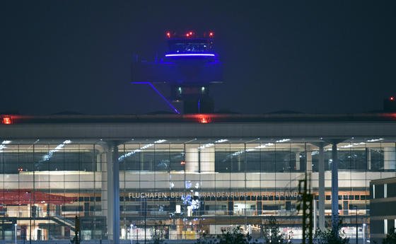 Flughafen Berlin-Brandenburg: Das Dach des Terminals muss offensichtlich Rauchgasventilatoren tragen, für deren Gewicht die Statik gar nicht ausgelegt ist.