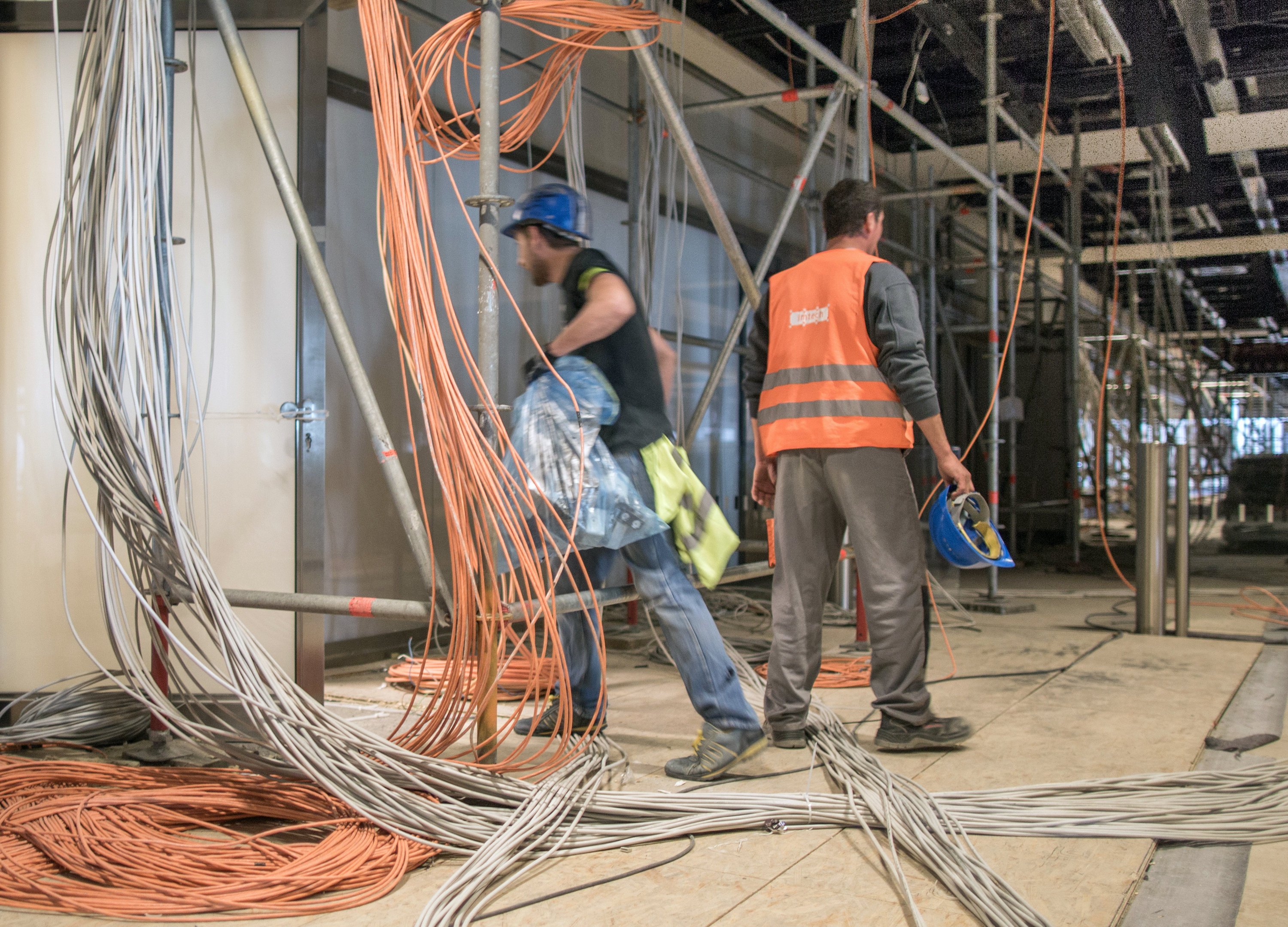 Aktuell dürfen im Hauptterminal des BER-Flughafens keine Bauarbeiter mehr werkeln, weil das Dach einsturzgefährdet ist.