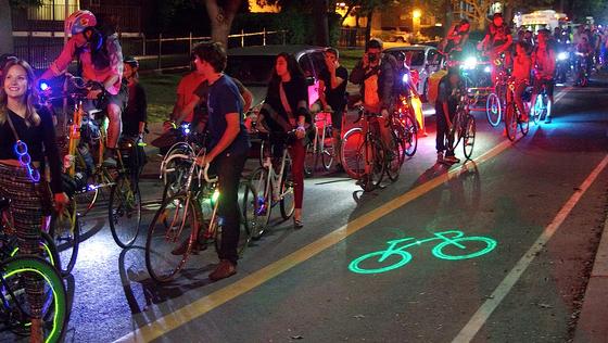 Großes Sicherheitsplus: Das Blaze Laserlight wirft ein grün leuchtendes Fahrradsymbol sechs Meter vor dem Vorderrad auf die Straße. So kann der Radler auch von Bus- und Lastwagenfahrern erkannt werden, wenn er sich im toten Winkel ihrer Fahrzeuge befindet. Das zumindest im Dunkeln deutlich sichtbare Radsymbol auf dem Asphalt kündigt Radfahrer aber auch um die Ecke und in anderen Situationen an, in denen sie für andere Verkehrsteilnehmer (noch) unsichtbar sind.