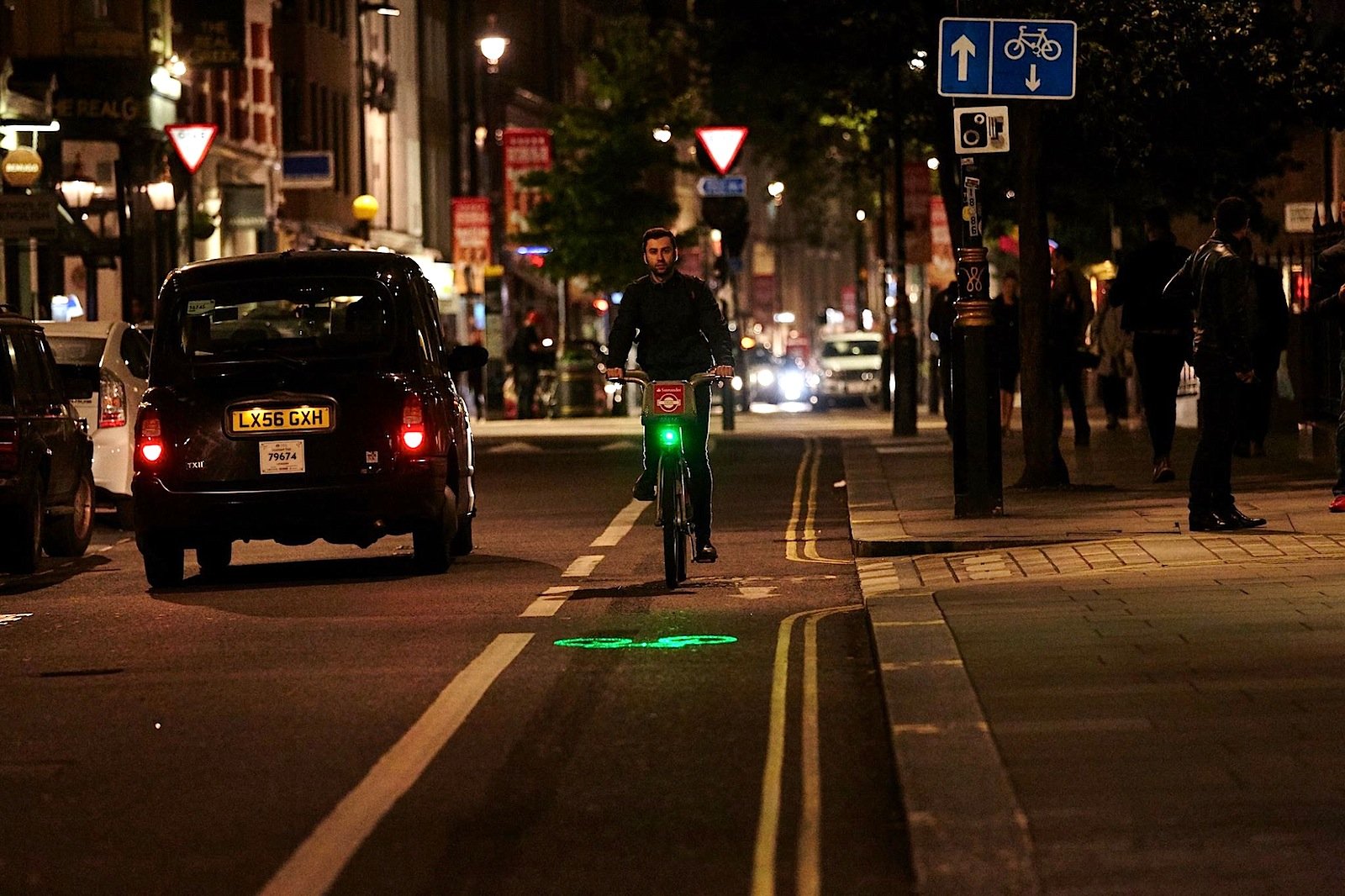 Doppelt hält besser: Vor allem im Dunkeln macht sich die Fahrradlampe von Blaze bezahlt: In ihr stecken ein handelsübliches LED-Licht und ein Laserlicht.