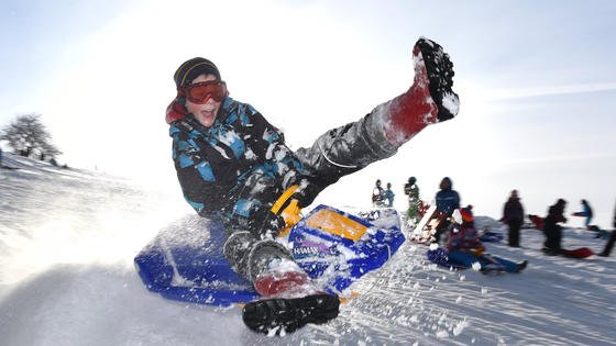 Natürlich macht das Rodeln und Skifahren im Schnee einen Riesenspaß. Immer häufiger muss aber Kunstschnee aushelfen. In Skihallen sowieso. Forscher arbeiten an einer umweltfreundlichen Alternative dazu. BioGlizz heißt der Stoff und basiert auf Algen. 