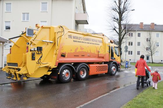 Müllwagen von Volvo: Die Schweden wollen ihre Müllautos mit Robotern vernetzen, die statt des Menschen die Mülltonnen leeren sollen.