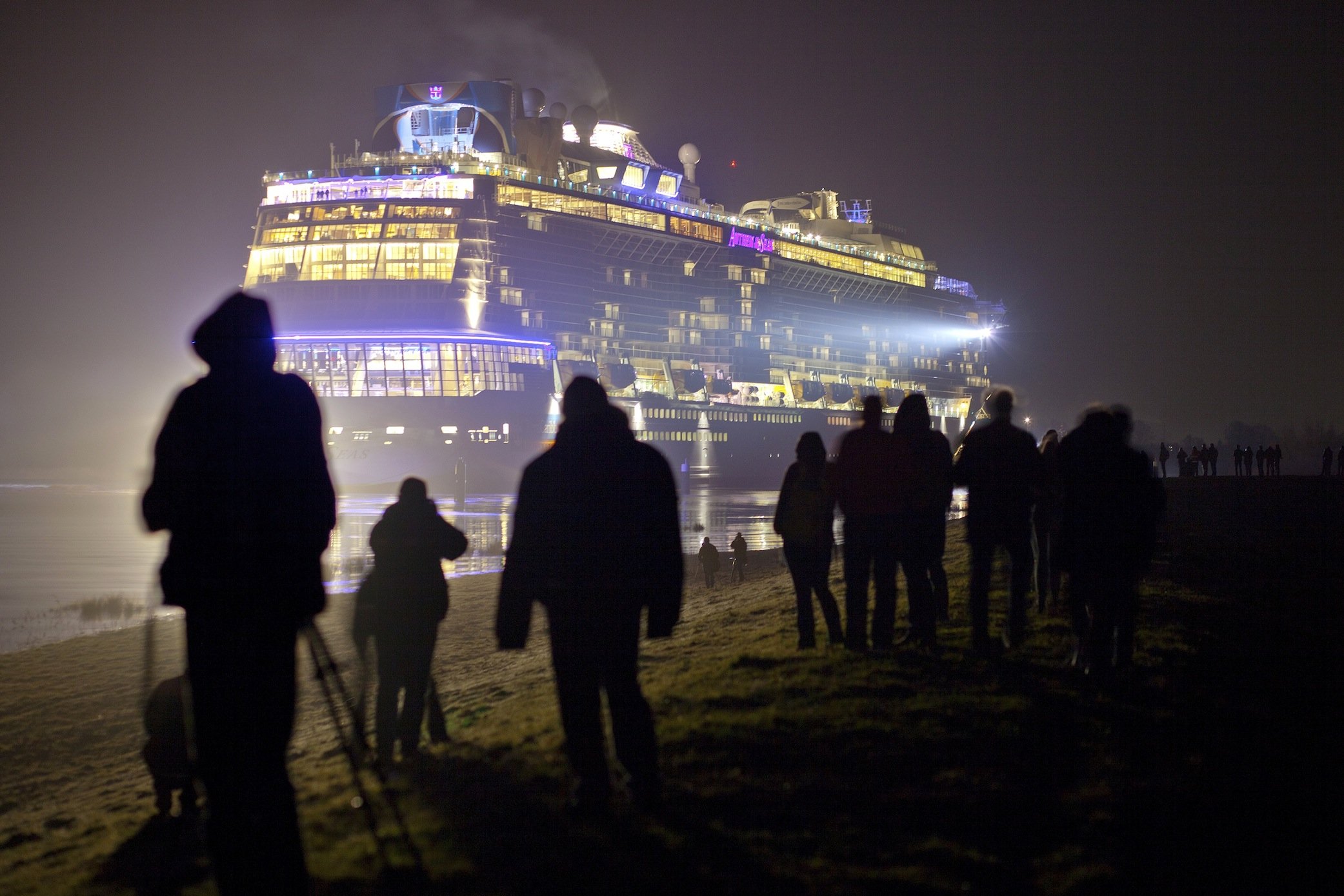 Schlecht schneidet auch die Anthem of the Seas ab: Das Kreuzfahrtschiff von Royal Caribean, das noch mehrere baugleiche Schwesterschiffe hat, fährt mit Schweröl, hat aber zumindest einen Abgaswäscher an Bord.