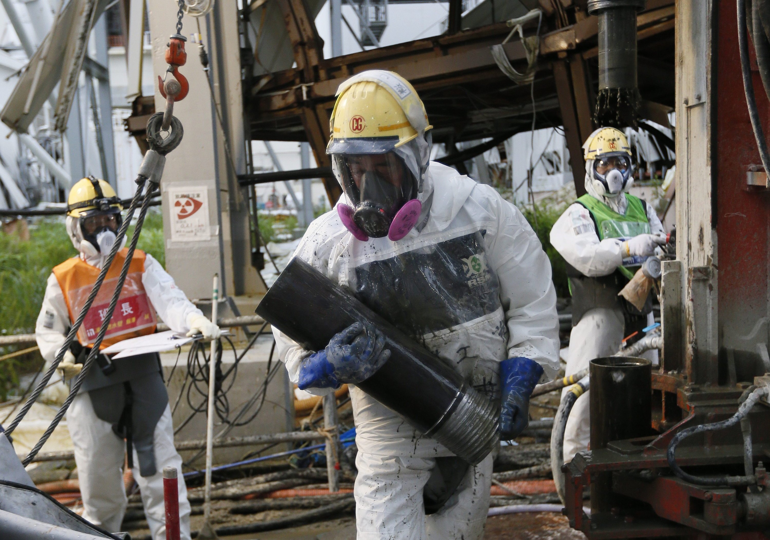 Arbeiter im Juli 2014 beim Rückbau des Atomkraftwerks in Fukushima. 