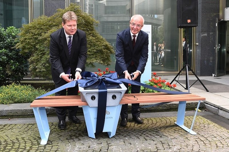 In Essen steht nun Deutschlands erste Parkbank „Soofa“ auf dem Vorplatz der RWE-Zentrale an der Essener Kruppstraße. Eingweiht wurde sie vom Chef der RWE Deutschland AG, Dr. Arndt Neuhaus, und Essens Oberbürgermeister Reinhard Paß (v.l.).