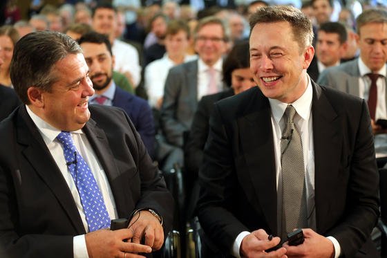 Gute Stimmung: Bundeswirtschaftsminister Sigmar Gabriel (li.) und Tesla-Chef Elon Musk unterhalten sich am 24. September 2015 im Bundeswirtschaftsministerium in Berlin. 