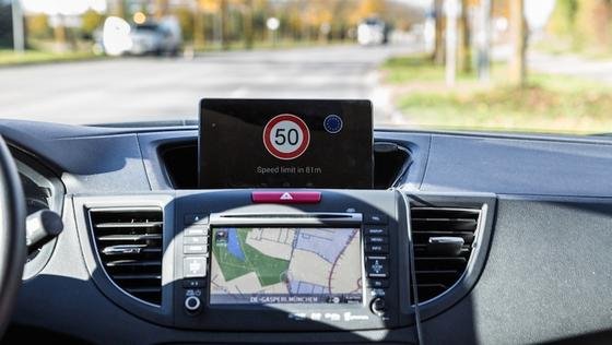 Intelligente Verkehrssysteme: Während der gesamten Fahrtdauer erhält der Autofahrer Informationen über den Verkehrsfluss. 