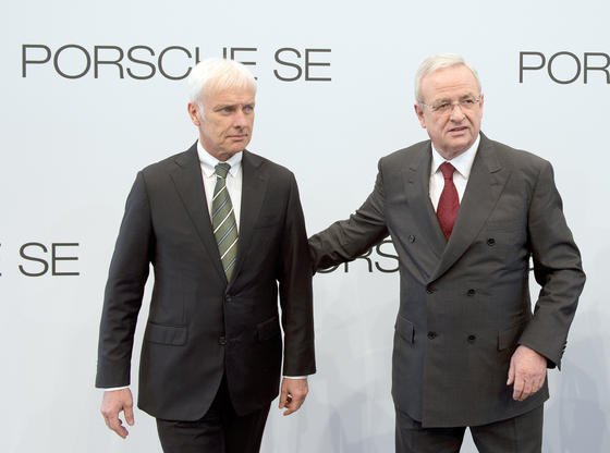 Heute Nachmittag soll der VW-Aufsichtsrat Matthias Müller (li.) zum neuen VW-Chef ernennen. Martin Winterkorn (r.) will aber zumindest Vorstandsvorsitzender bei der Porsche Automobil Holding SE bleiben.