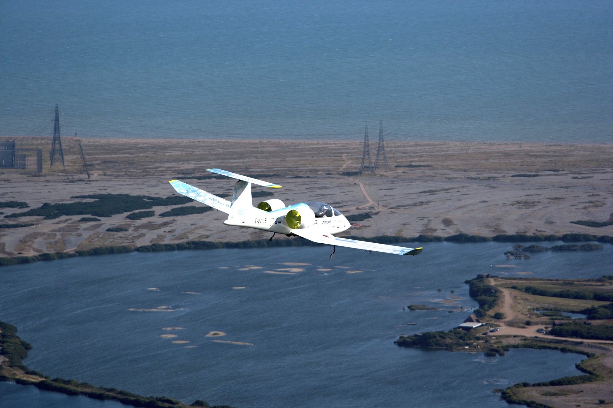 Die E-Fan von Airbus – hier kurz vor Calais – überflog im Juli den Ärmelkanal. Das Elektroflugzeug benötigte rund eine Dreiviertelstunde. 