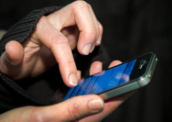Handys entsperren: Forscher warnen vor elektronischen Stimmerkennungssystemen. Sie lassen sich möglicherweise von Stimmenimitaten täuschen, die mit frei erhältlicher Software erzeugt wurden.