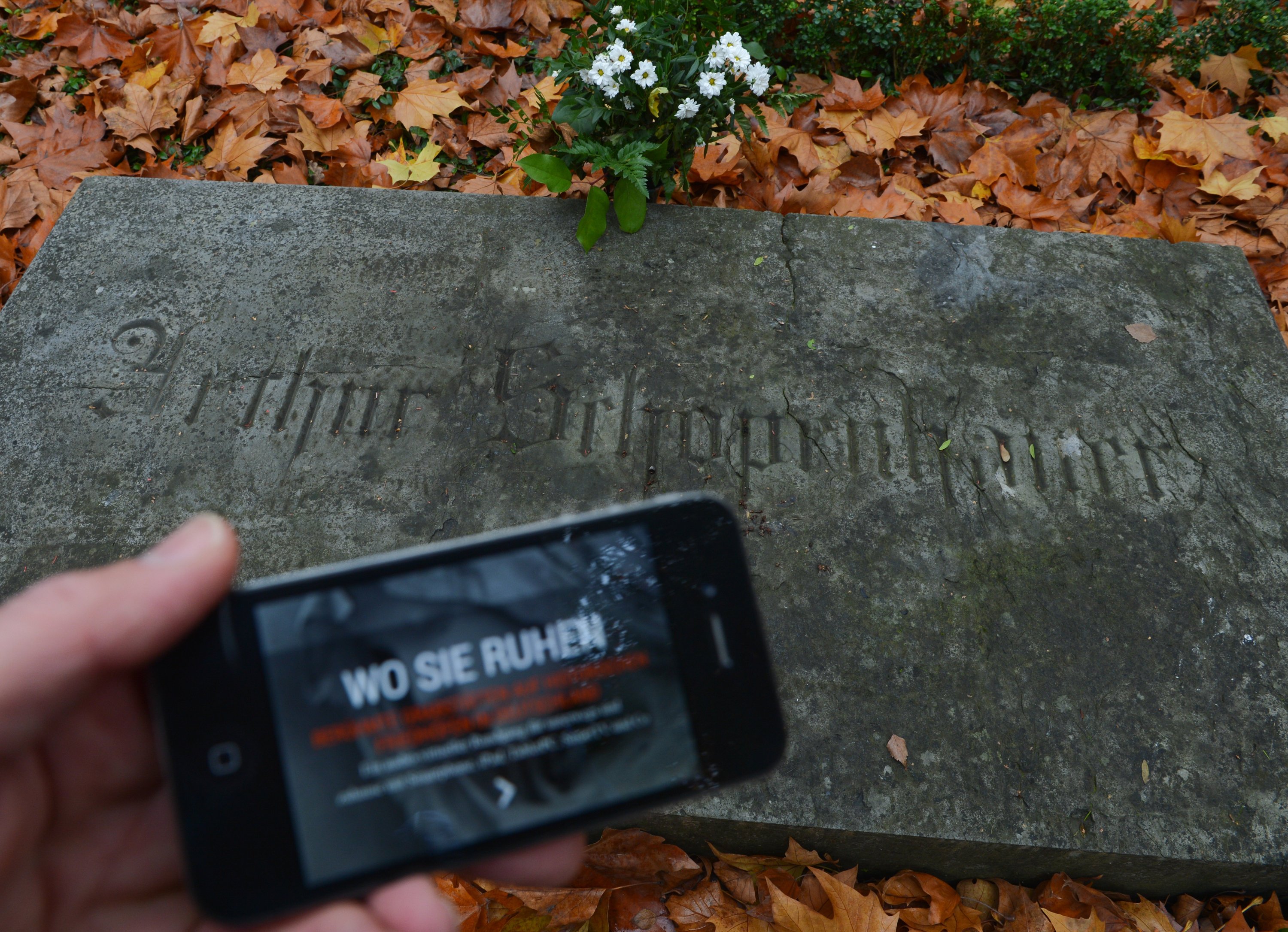 … oder auf dem Friedhof: Smartphones werden überall mit hin genommen. Und für alles gibt es eine App. Selbst denken ist out, der Griff zum Handy soll Lösungen bringen. 