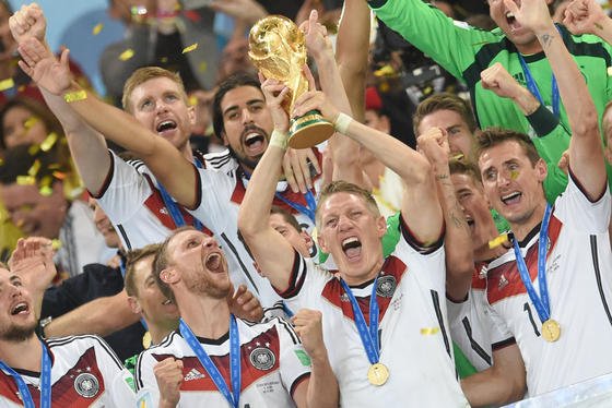 Bastian Schweinsteiger und die deutsche Nationalmannschaft bei der Feier des WM-Titels bei der Fußball-Weltmeisterschaft in Brasilien: Ausrüster Adidas will künftig die Trikots der Nationalmannschaft in Deutschland produzieren und nicht mehr in Fernorst. Adidas fürchtet um seinen Ausrüstervertrag.