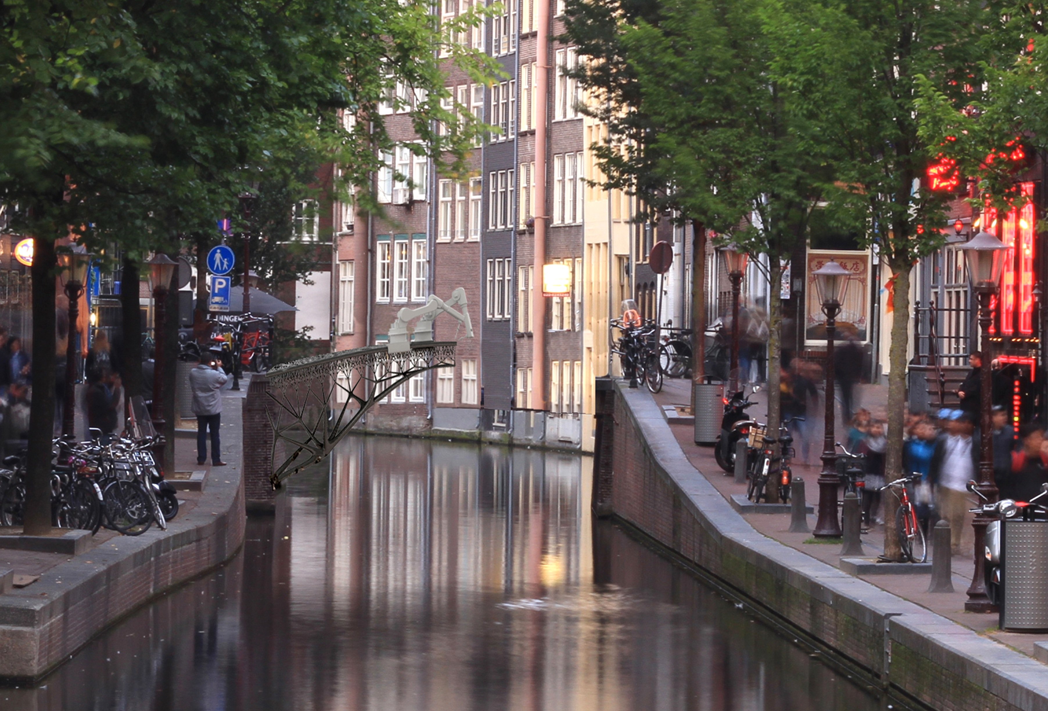 So könnte der Brückenbau über einer Gracht in Amsterdam aussehen: Der Roboter steht auf der Konstruktion und fertigt die nächsten Stahlelemente an.