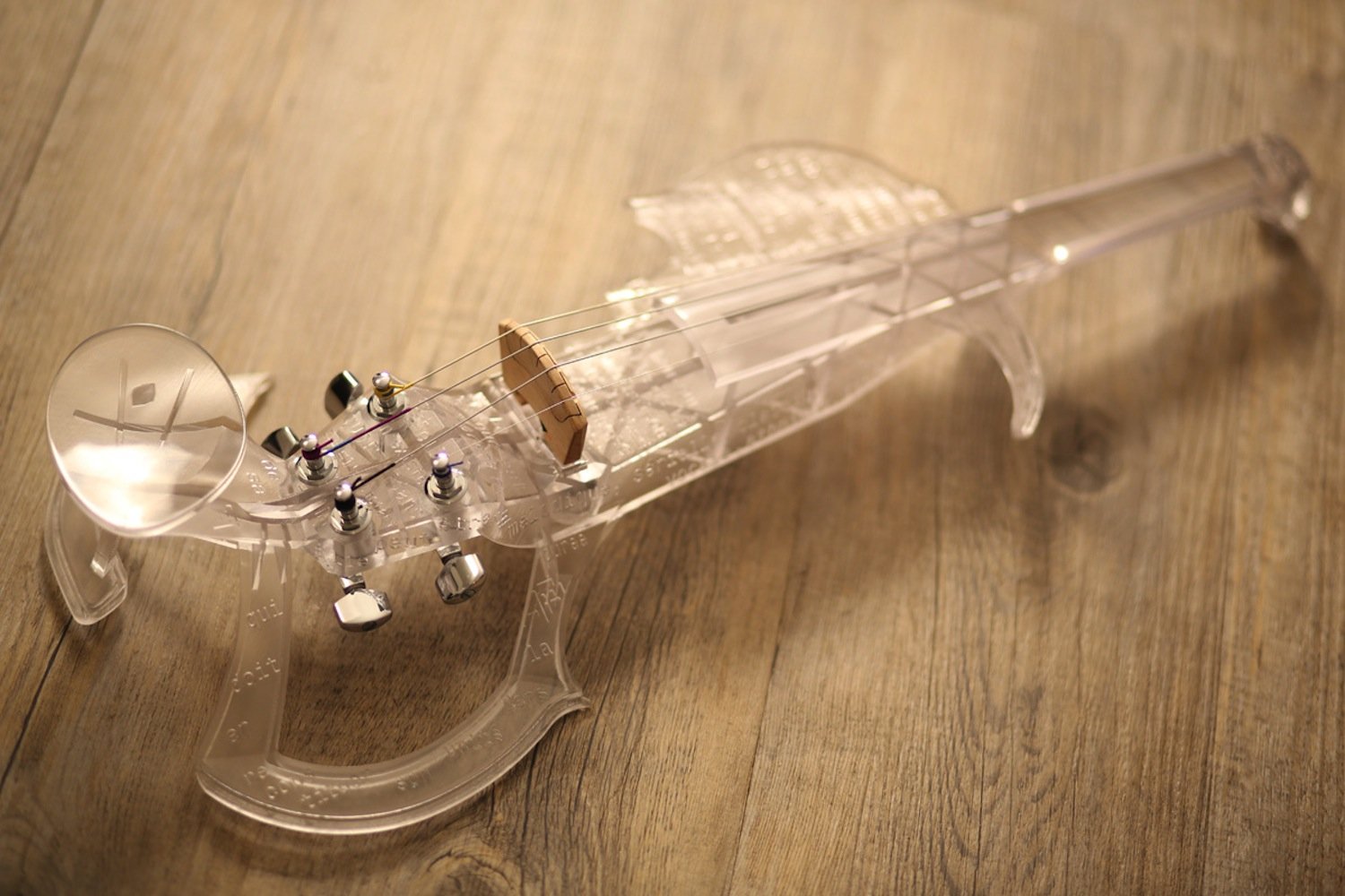 Aktueller Prototyp der 3Dvarius: Der 3D-Drucker SLA 3500 hat die E-Violine mit Kunstharz gedruckt. 