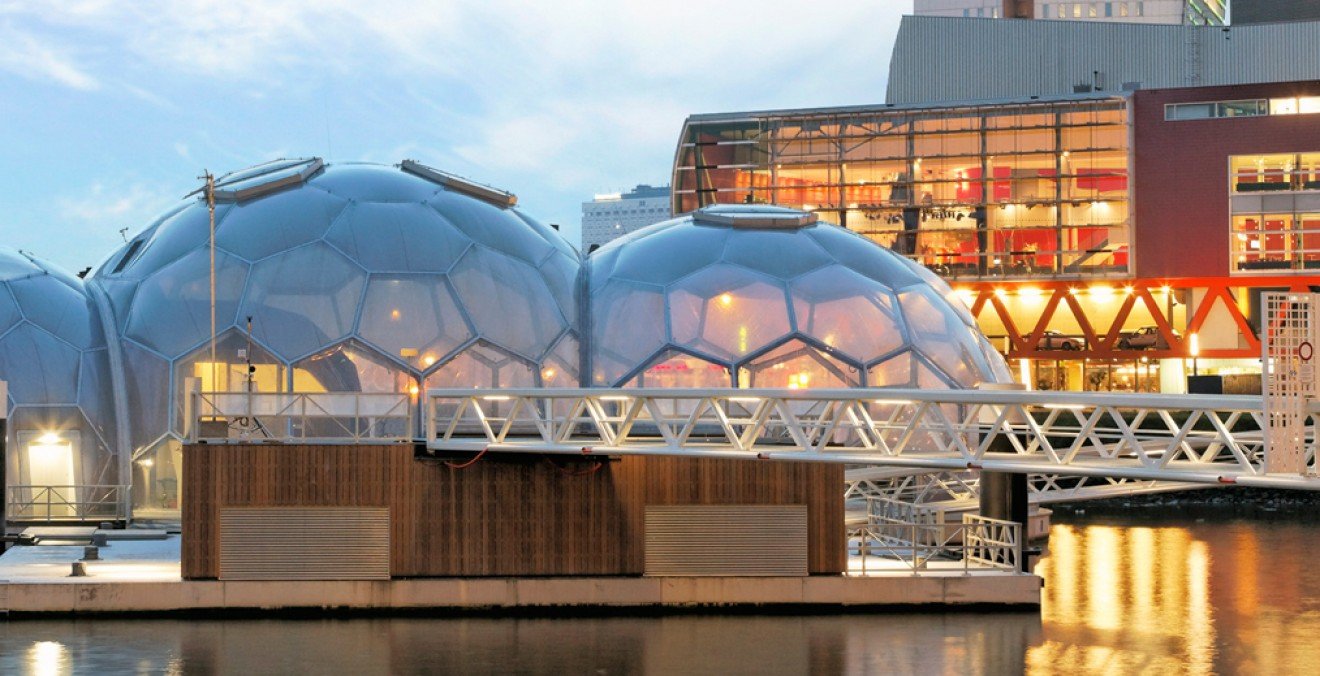 An Land fehlt es an Baufläche? Küstenstädte können sich auch auf dem Meer ausbreiten, wie der Floating Pavillon in Rotterdam zeigt. 