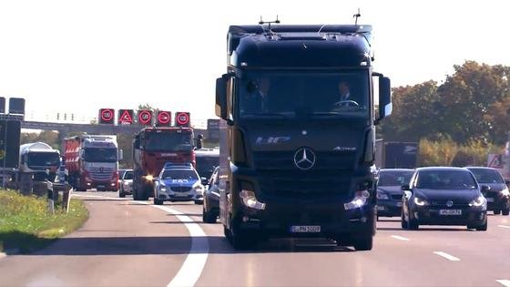 Am Freitag fuhr zum ersten Mal in Deutschland Truck autonom im realen Verkehr auf der A8 bei Stuttgart. Die autonome Fahrt dauerte eine halbe Stunde. Allerdings übernahm Daimler-Truck-Chef Wolfgang Bernhard an Ein- und Ausfahrten und in Baustellen das Steuer.