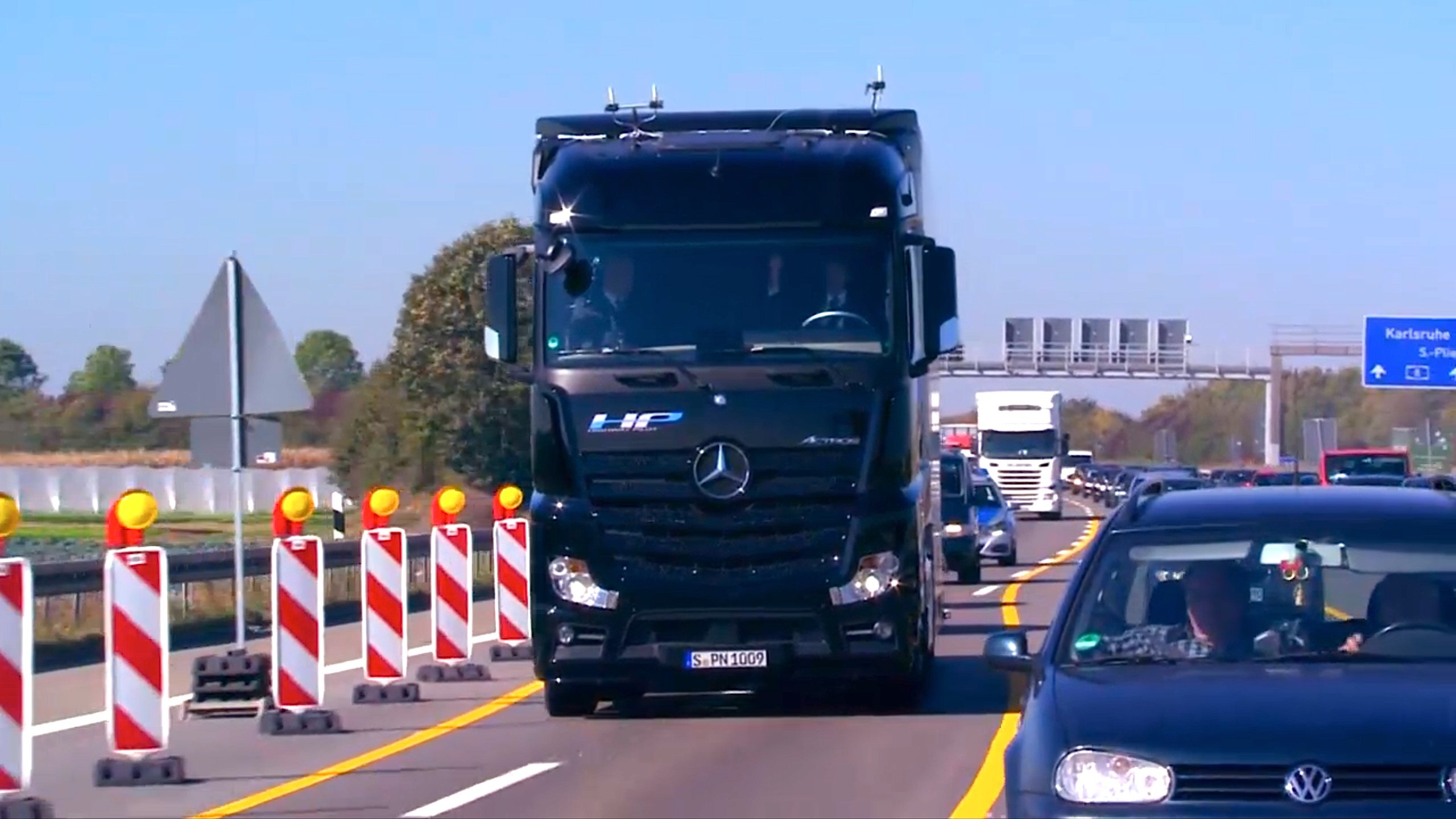 In der Baustelle forderte der Truck den Fahrer Truck-Chef Wolfgang Bernhard auf, das Steuer zu übernehmen. 