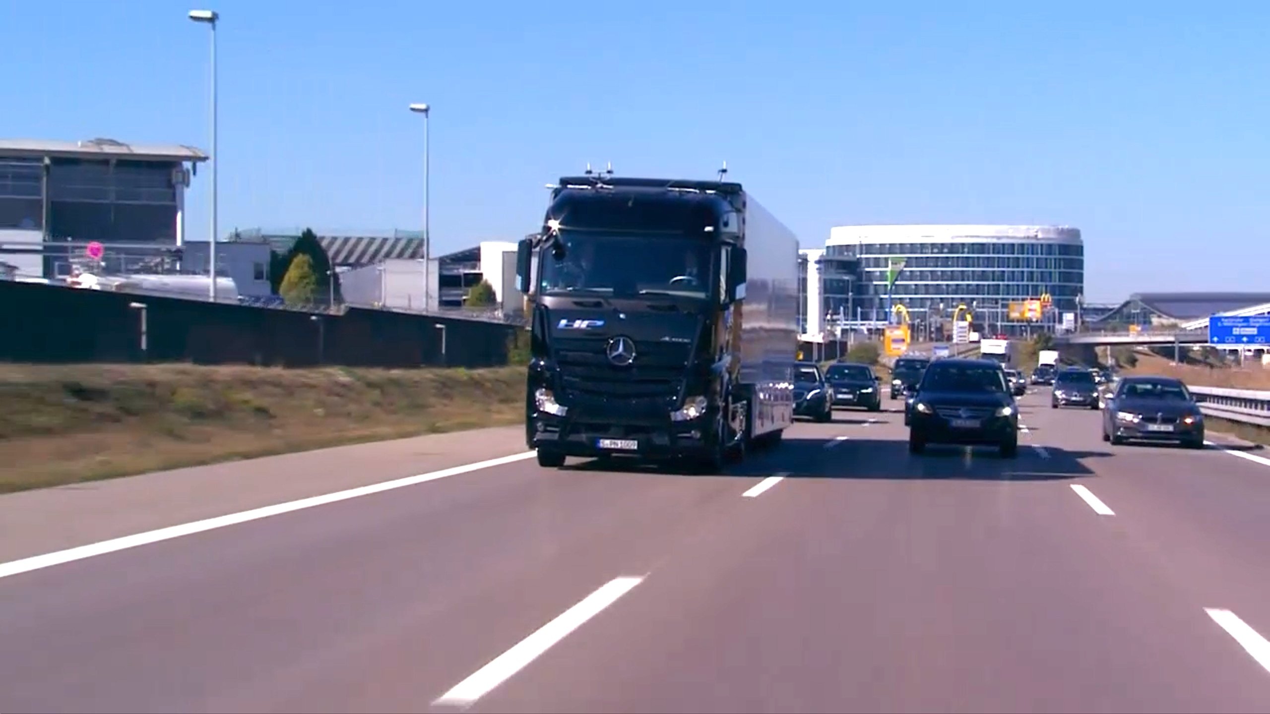 Autonom fahrender Truck von Daimler auf der A8 vor dem Flughafen Stuttgart: Eine halbe Stunde lang dauerte die erste autonome Fahrt eines Lkw in Deutschland im regulären Verkehr auf einer Autobahn.
