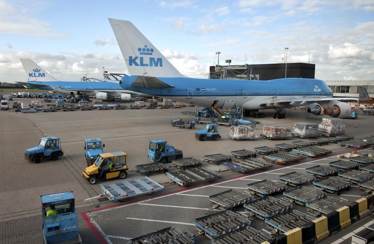 Gepäcktransporter auf dem Flughafen Schiphol in Amsterdam werden künftig mit GSE-Trackern ausgerüstet, die ständig die Position durchgeben. Dadurch will der Flughafen Karren, Hubwaren, Flugsteigtreppen und Gepäckwagen effizienter einsetzen.