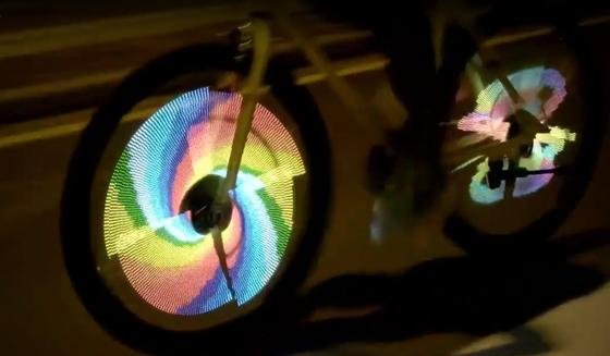 Vier Bügel, befestigt an den Speichen und besetzt mit 376 LED-Leuchten, erzeugen jedes mögliche Motiv. Selbst bewegte Bilder kann die LED-Technik mit dem Namen Balight aus China erzeugen.