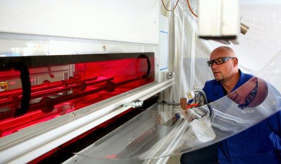 Herstellung des ultradünnen Glases bei Schott, das künftig empfindliche elektronische Bauteile in Smartphones trennen soll.