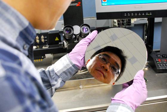 Geschafft: Ein im IBM-Labor hergestellter Wafer mit Nanotubes aus Kohlenstoff.