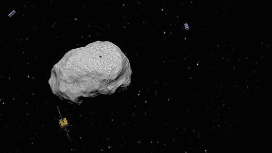 Die zweigeteilte Aida-Mission soll im Oktober 2020 beginnen. Als Ziel wurde der rund elf Millionen km entfernte Doppel-Asteroid Didymos ausgewählt. Er besteht aus dem 750 m großen Asteroiden Didymos und seinem etwa 160 m großen, eiförmigen natürlichen Satelliten Didymoon (Abbildung), der in gut einem Kilometer Höhe alle zwölf Stunden seine Runde dreht. Hat die Raumsonde ihr Ziel erreicht, soll das Asteroiden-Doppelsystem zunächst erkundet werden.