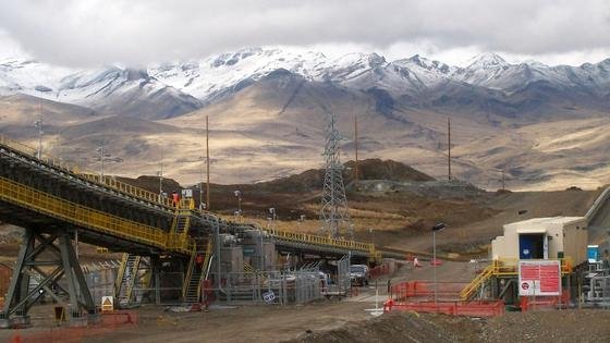 Die ThyssenKrupp-Bandanlage in der peruanischen Kupfermine von Xstrata erhält ein getriebeloses Antriebssystem von Siemens. So ähnlich könnte auch die Brecher-Band-Anlage aussehen, die jetzt in der Cuajone-Kupfermine im Süden Perus gebaut werden soll.